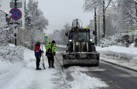 Вологда продолжает работать в режиме «зимнего максимума»: после интенсивных снегопадов на улицы города вышли сотни рабочих и десятки единиц спецтехники
