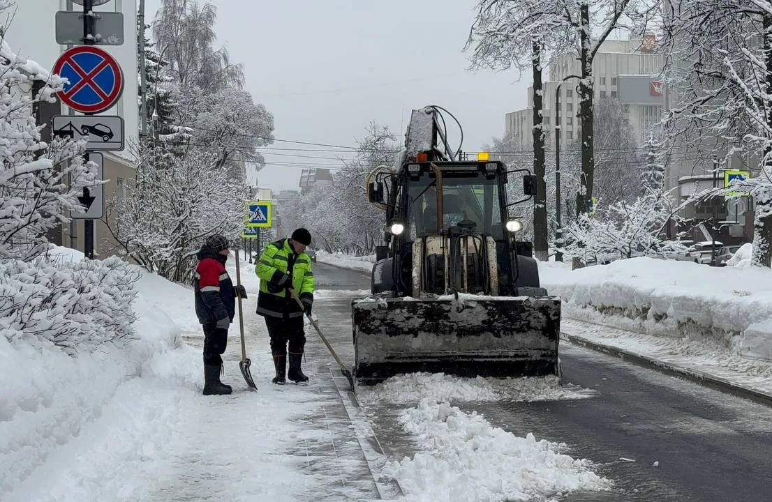 Вологда продолжает работать в режиме «зимнего максимума»: после интенсивных снегопадов на улицы города вышли сотни рабочих и десятки единиц спецтехники
