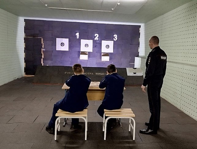 В Никольске полицейские провели для кадетов занятие по огневой подготовке В Никольске полицейские провели для кадетов занятие по огневой подготовке