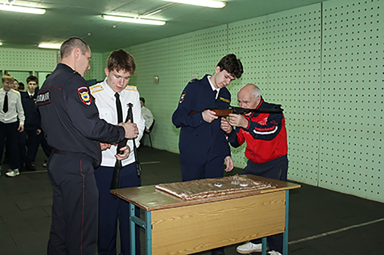В Никольске полицейские провели для кадетов занятие по огневой подготовке В Никольске полицейские провели для кадетов занятие по огневой подготовке