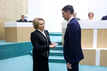 Валентина Матвиенко вручила Роману Маслову нагрудный знак сенатора РФ