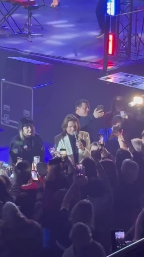 Под занавес Дмитрий Маликов спустился к зрителям