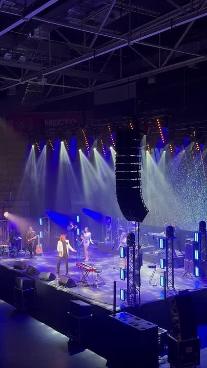 Дмитрий Маликов прямо сейчас на сцене Дворца спорта в Вологде исполняет свои главные хиты для милых вологжанок!