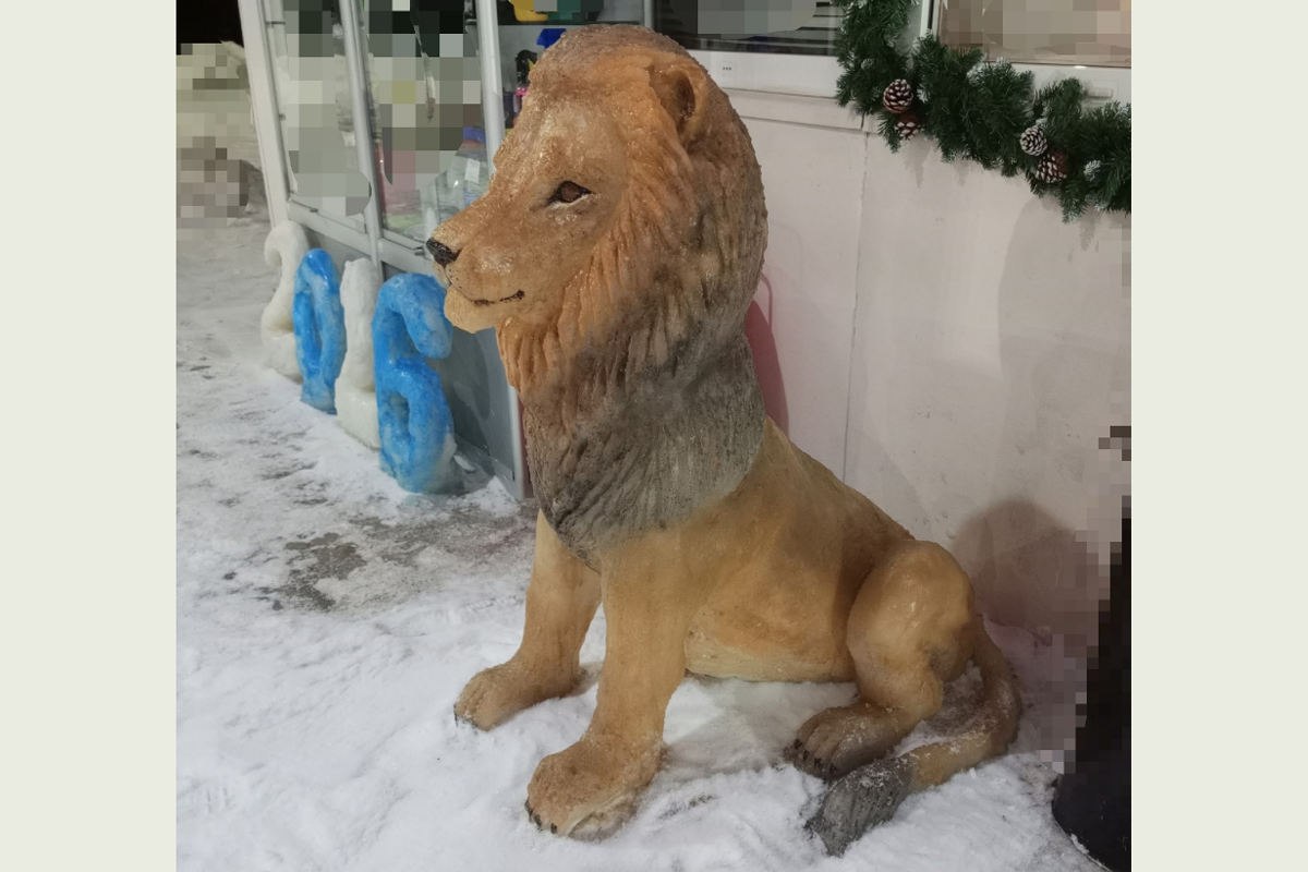 Ольга Антипова из Кадуя уже много лет подряд создает удивительные снежные фигуры: от львов до мультяшного Карлсона Ольга Антипова из Кадуя уже много лет подряд создает удивительные снежные фигуры: от львов до мультяшного Карлсона