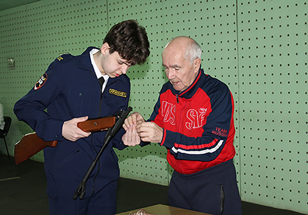 В Никольске полицейские провели для кадетов занятие по огневой подготовке В Никольске полицейские провели для кадетов занятие по огневой подготовке