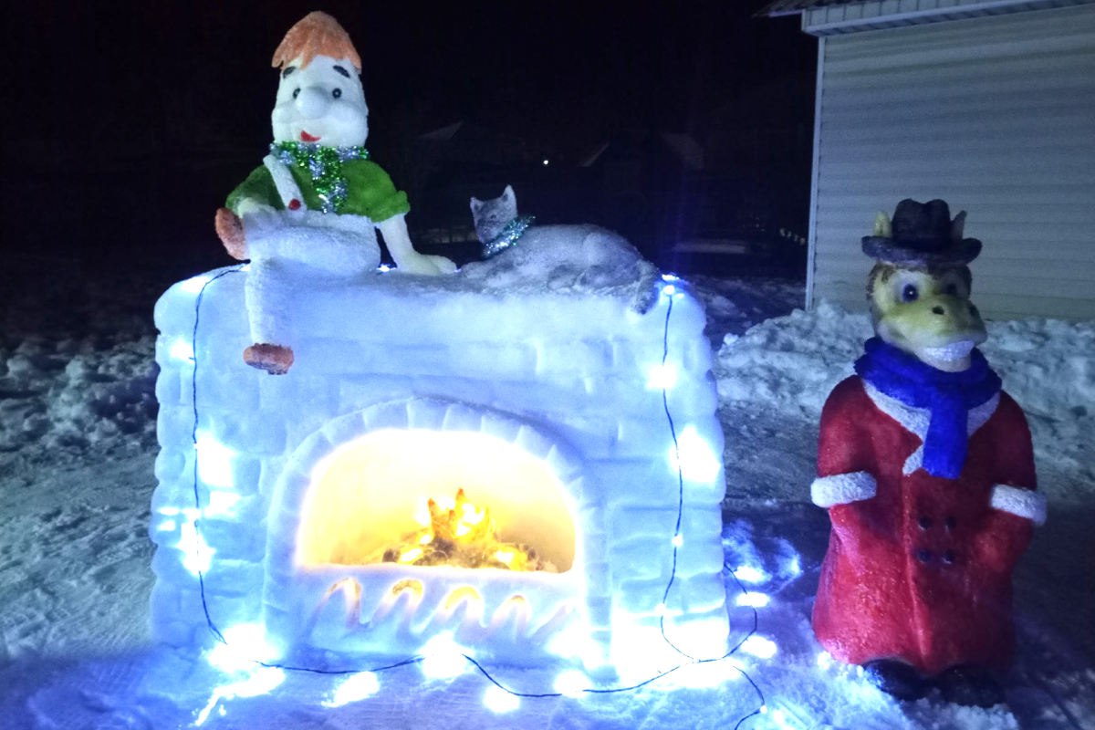 Ольга Антипова из Кадуя уже много лет подряд создает удивительные снежные фигуры: от львов до мультяшного Карлсона Ольга Антипова из Кадуя уже много лет подряд создает удивительные снежные фигуры: от львов до мультяшного Карлсона