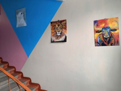 Вот такой красивый подъезд есть в одном из домов Вологды