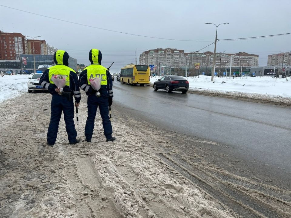 Сотрудники Госавтоинспекции Череповца поздравляют женщин за рулем с наступающим Международным женским днем