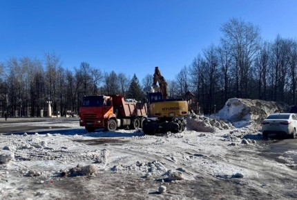 Андрей Накрошаев: МКУ «Спецавтотранс» продолжает работы по уборке снежных валов на городских площадях