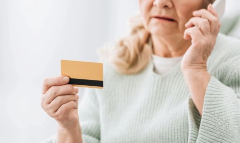 Как защитить пожилых родственников от мошенников: полезные советы и новые возможности