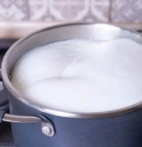 Как просто предотвратить утечку молока во время кипячения