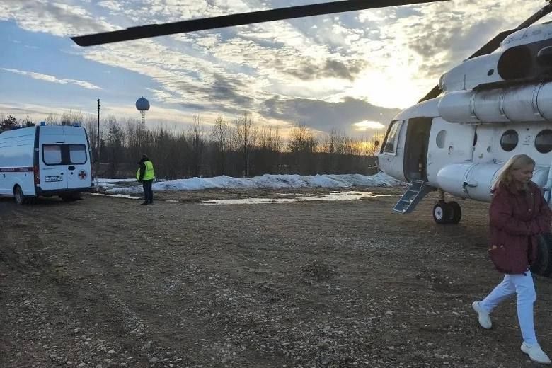 Отца и ребенка погибшей в ДТП под Тотьмой женщины вертолетом доставили в Вологду