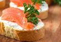 Новые вкусы классики: бутерброды с красной рыбой и творожным сыром