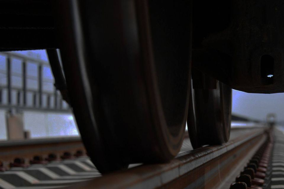 Легковой автомобиль столкнулся с грузовым поездом в Бабаевском округе