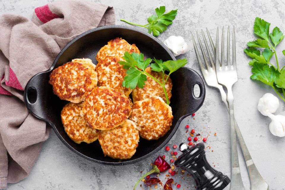 Идеальный фарш: Как правильно выбрать хлеб и лук для котлет