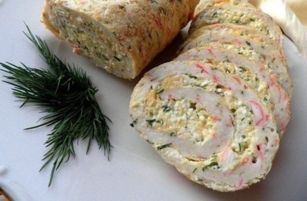Вкусный рулет из крабовых палочек для праздничного стола