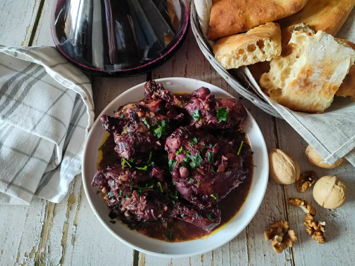 Курица по-гурийски: вино, орехи и грузинские традиции