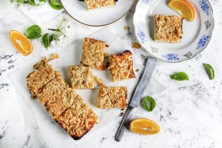 Нежный творожный пирог с абрикосовым вареньем и ярким апельсином