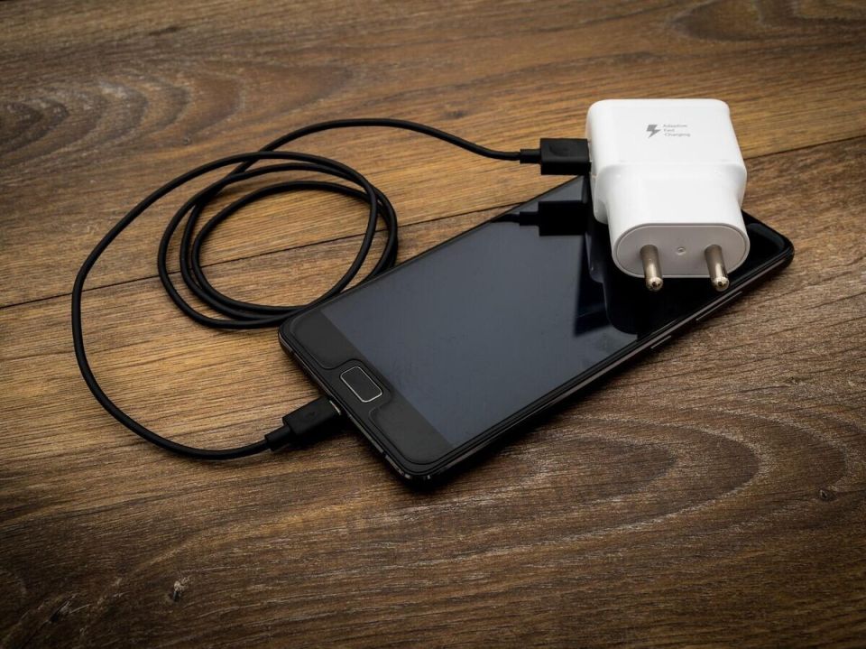 Роскачество проверит одноразовую посуду и зарядные устройства в 2026 году