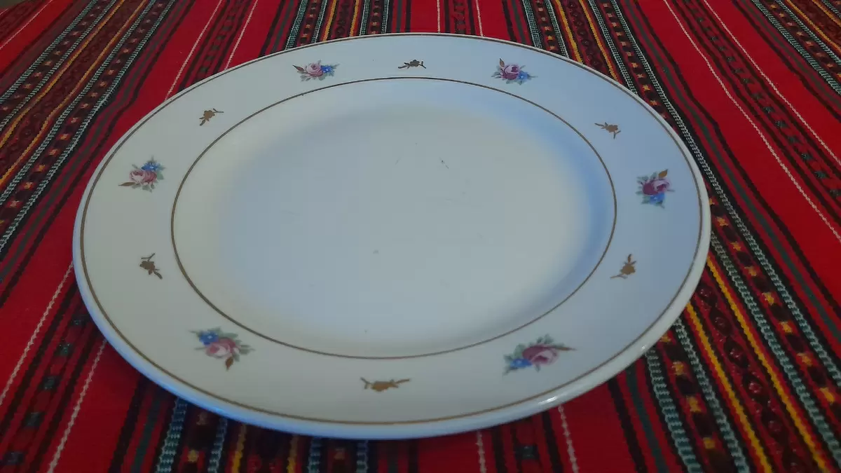 Путешествие в мир советского фарфора: очарование 'русского ситца'