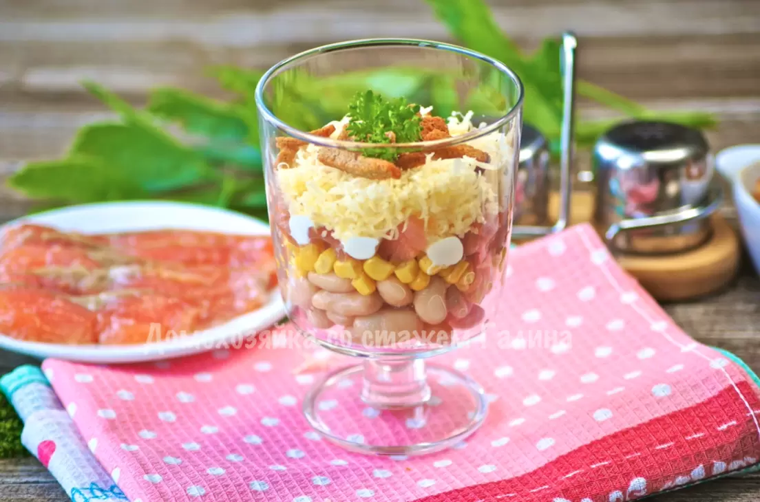 Салат с красной рыбой на скорую руку