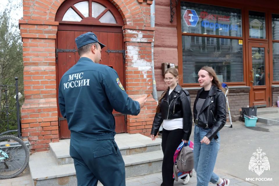 Представители МЧС России приняли участие в акции «Георгиевская лента» перед Днём Победы Представители МЧС России приняли участие в акции «Георгиевская лента» перед Днём Победы