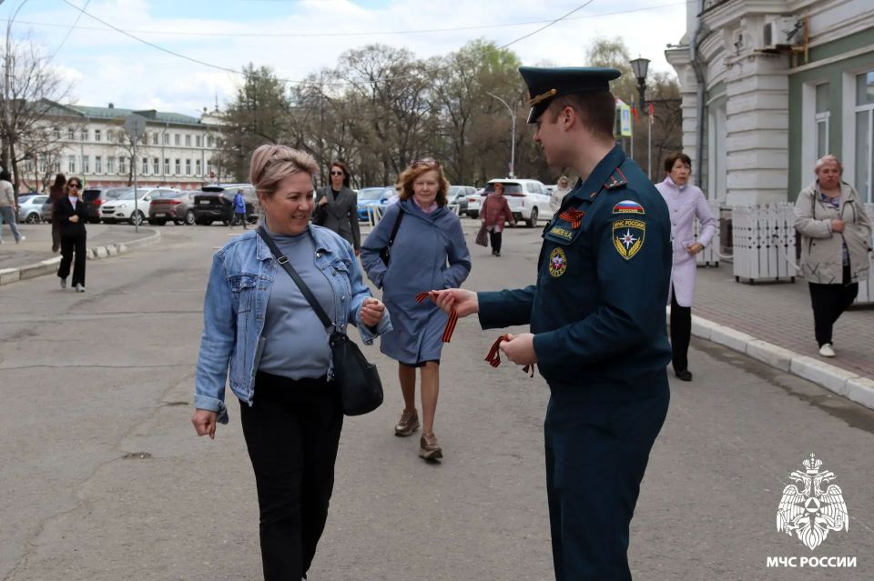 Представители МЧС России приняли участие в акции «Георгиевская лента» перед Днём Победы Представители МЧС России приняли участие в акции «Георгиевская лента» перед Днём Победы
