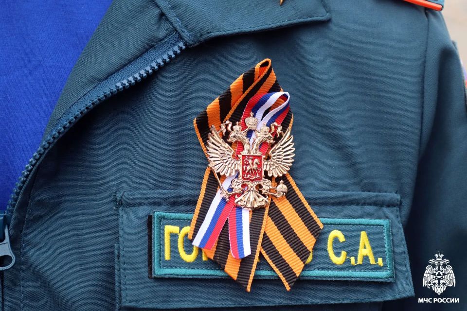 Представители МЧС России приняли участие в акции «Георгиевская лента» перед Днём Победы Представители МЧС России приняли участие в акции «Георгиевская лента» перед Днём Победы