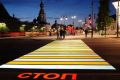 На перекрёстке проспекта Победы и улицы Батюшкова в Вологде начала работу инновационная система безопасности — проекционный пешеходный переход