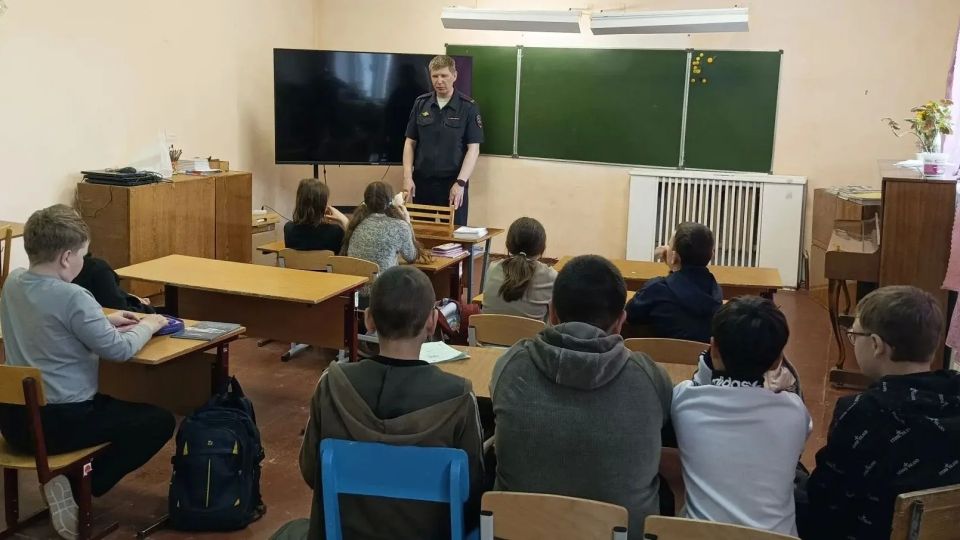 Полицейские Вытегры провели «Урок мужества» в Мегорской средней школе