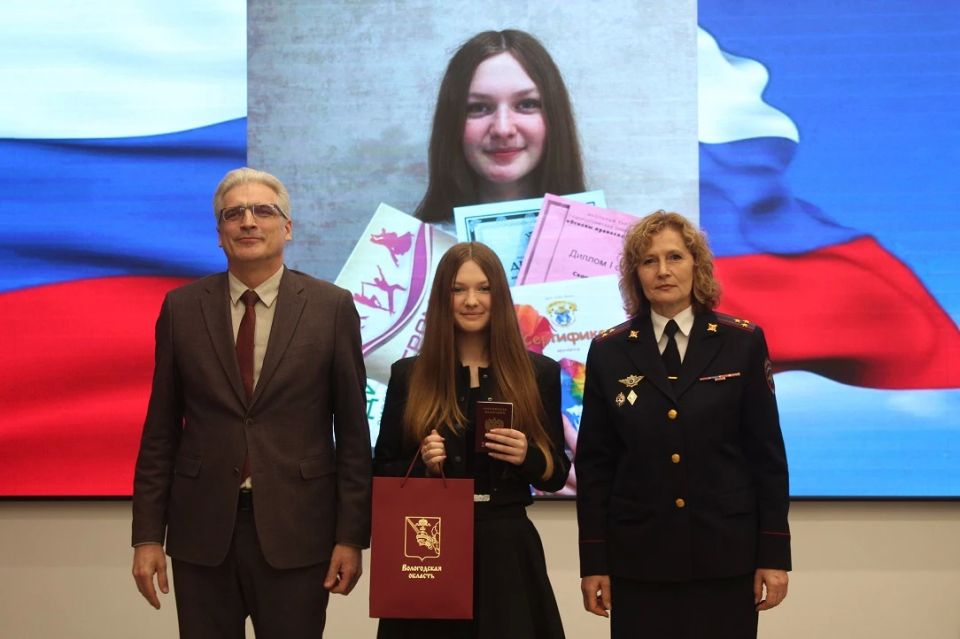 Состоялось торжественное вручение паспортов юным вологжанам Состоялось торжественное вручение паспортов юным вологжанам