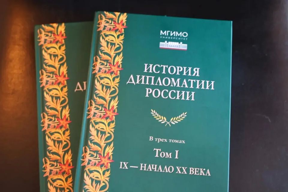 Георгий Филимонов: Анатолий Васильевич передал мне памятные сувениры — издание «История дипломатии России», где он выступил редактором, а также альбом-исследование Сергея Фокина «Moscow 2025 Георгий Филимонов: Анатолий Васильевич передал мне памятные сувениры — издание «История дипломатии России», где он выступил редактором, а также альбом-исследование Сергея Фокина «Moscow 2025