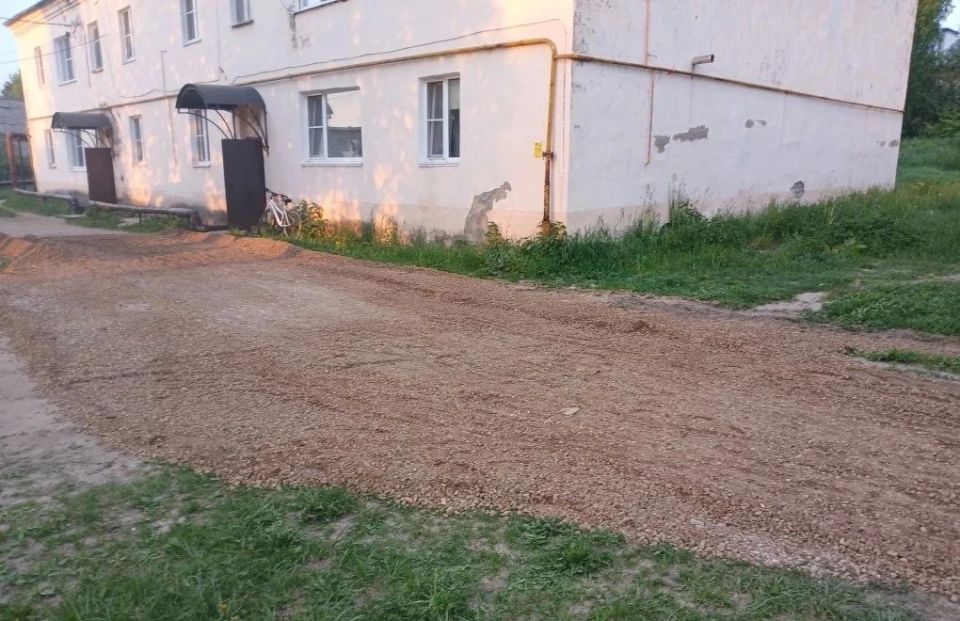 В Шекснинском округе благоустроили территорию у дома матери погибшего бойца СВО