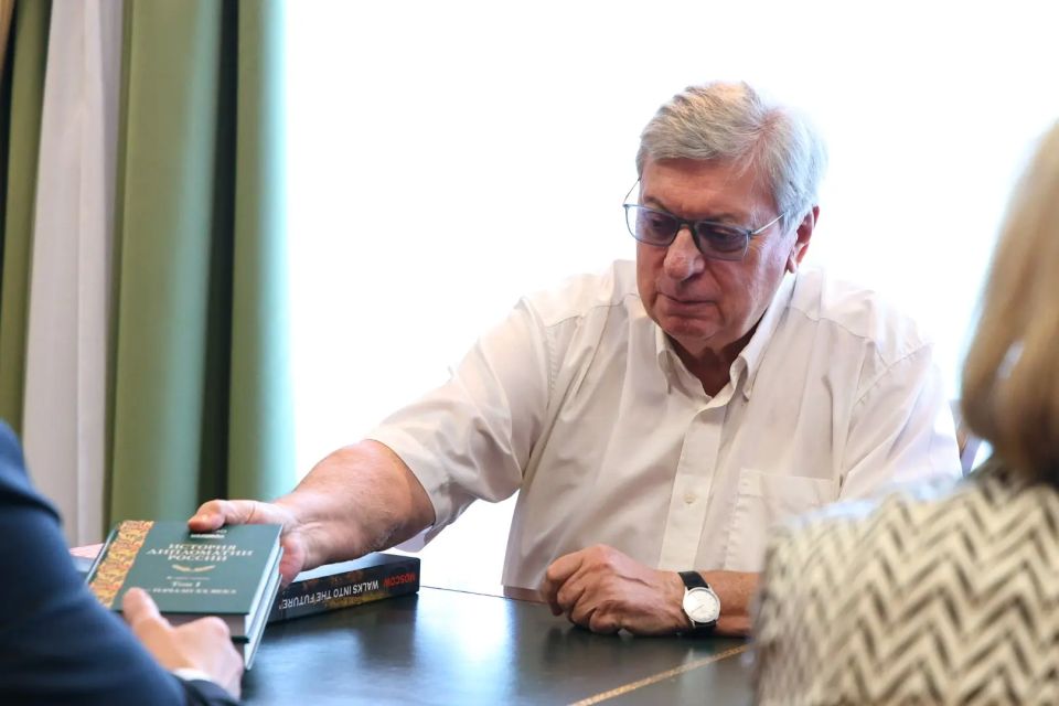 Георгий Филимонов: Анатолий Васильевич передал мне памятные сувениры — издание «История дипломатии России», где он выступил редактором, а также альбом-исследование Сергея Фокина «Moscow 2025 Георгий Филимонов: Анатолий Васильевич передал мне памятные сувениры — издание «История дипломатии России», где он выступил редактором, а также альбом-исследование Сергея Фокина «Moscow 2025