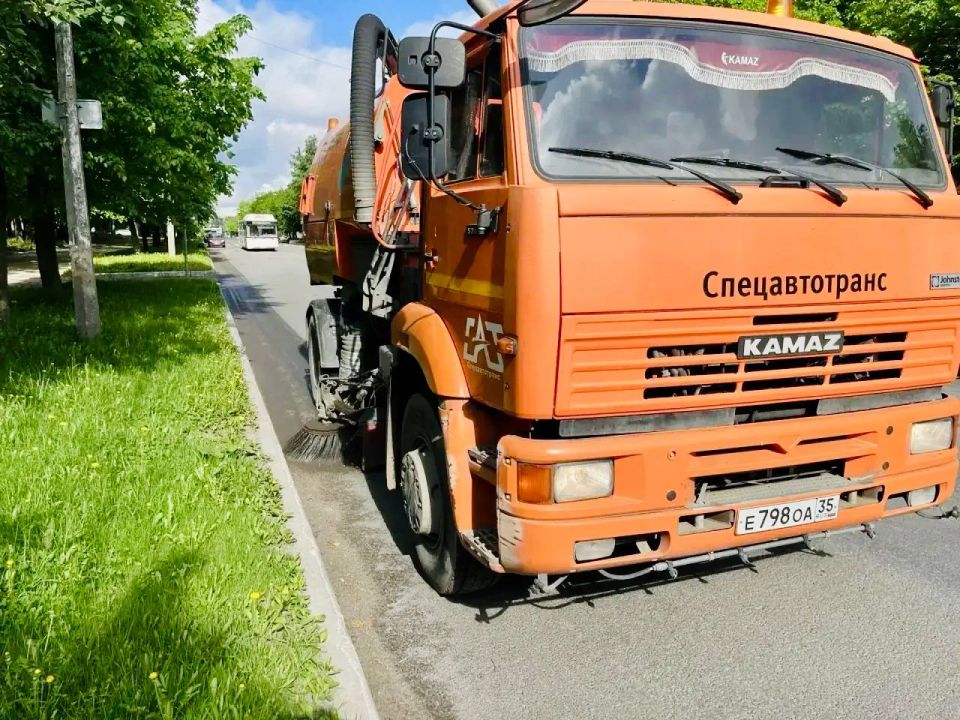 Андрей Накрошаев: Более 9 тысяч кубометров смета убрали с улиц Череповца с начала сезона