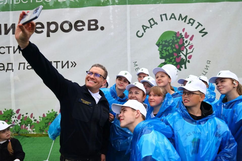 Георгий Филимонов: К акции присоединились члены и сторонники партии «Единая Россия», а также школьники Георгий Филимонов: К акции присоединились члены и сторонники партии «Единая Россия», а также школьники