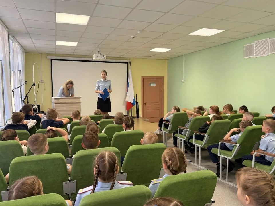 В Никольске полицейские провели для школьников урок правового информирования В Никольске полицейские провели для школьников урок правового информирования