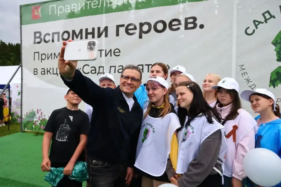 Георгий Филимонов: К акции присоединились члены и сторонники партии «Единая Россия», а также школьники Георгий Филимонов: К акции присоединились члены и сторонники партии «Единая Россия», а также школьники