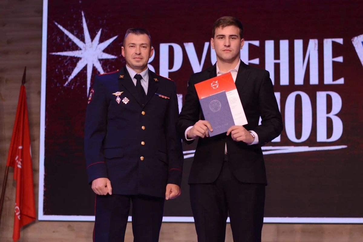 В Вологде руководство областного УМВД поздравило выпускников МГЮА с окончанием обучения В Вологде руководство областного УМВД поздравило выпускников МГЮА с окончанием обучения