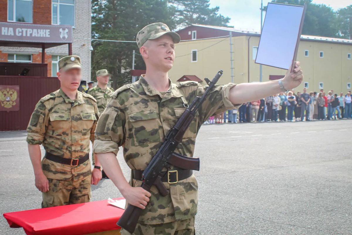 Сегодня в Центре подготовки личного состава Северо-Западного округа Росгвардии, дислоцированного в Ленинградской области, состоялась торжественная церемония принятия Военной присяги Сегодня в Центре подготовки личного состава Северо-Западного округа Росгвардии, дислоцированного в Ленинградской области, состоялась торжественная церемония принятия Военной присяги