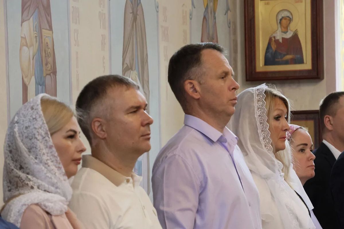 В честь Дня семьи, любви и верности руководители УМВД России «Череповец» с семьями побывали в православном храме В честь Дня семьи, любви и верности руководители УМВД России «Череповец» с семьями побывали в православном храме
