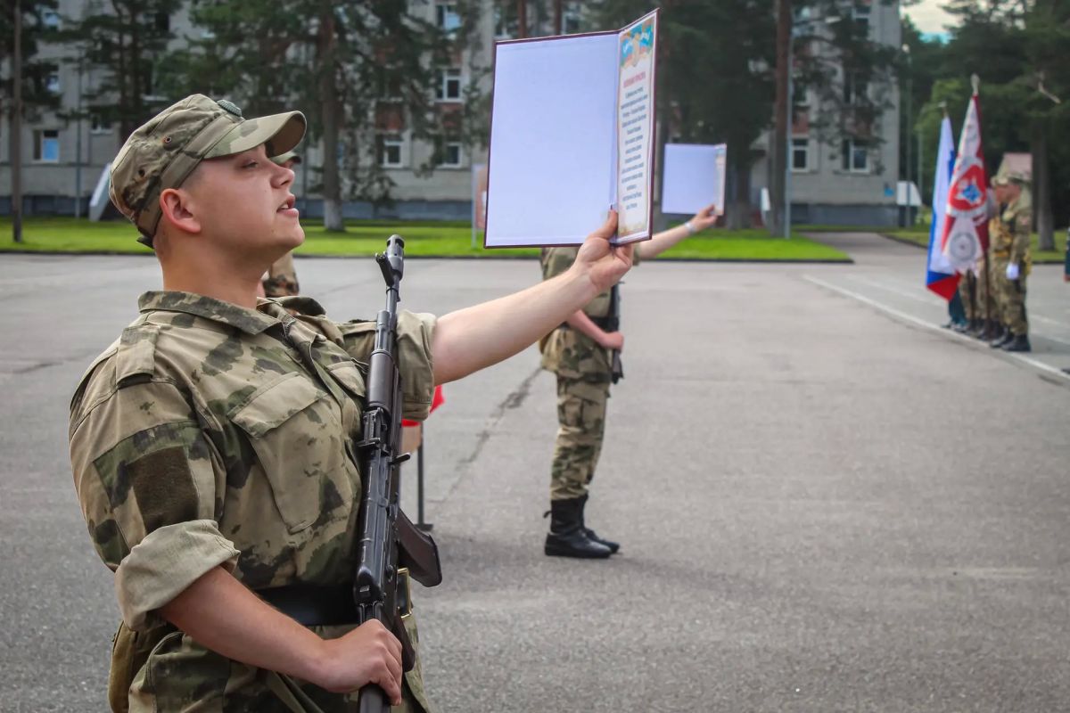 Сегодня в Центре подготовки личного состава Северо-Западного округа Росгвардии, дислоцированного в Ленинградской области, состоялась торжественная церемония принятия Военной присяги Сегодня в Центре подготовки личного состава Северо-Западного округа Росгвардии, дислоцированного в Ленинградской области, состоялась торжественная церемония принятия Военной присяги
