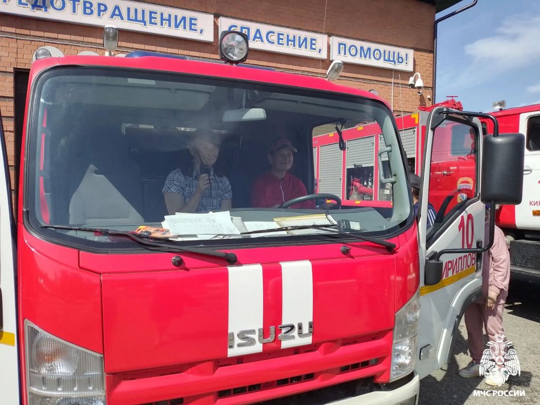 Волонтёры пришли в гости к пожарным Волонтёры пришли в гости к пожарным