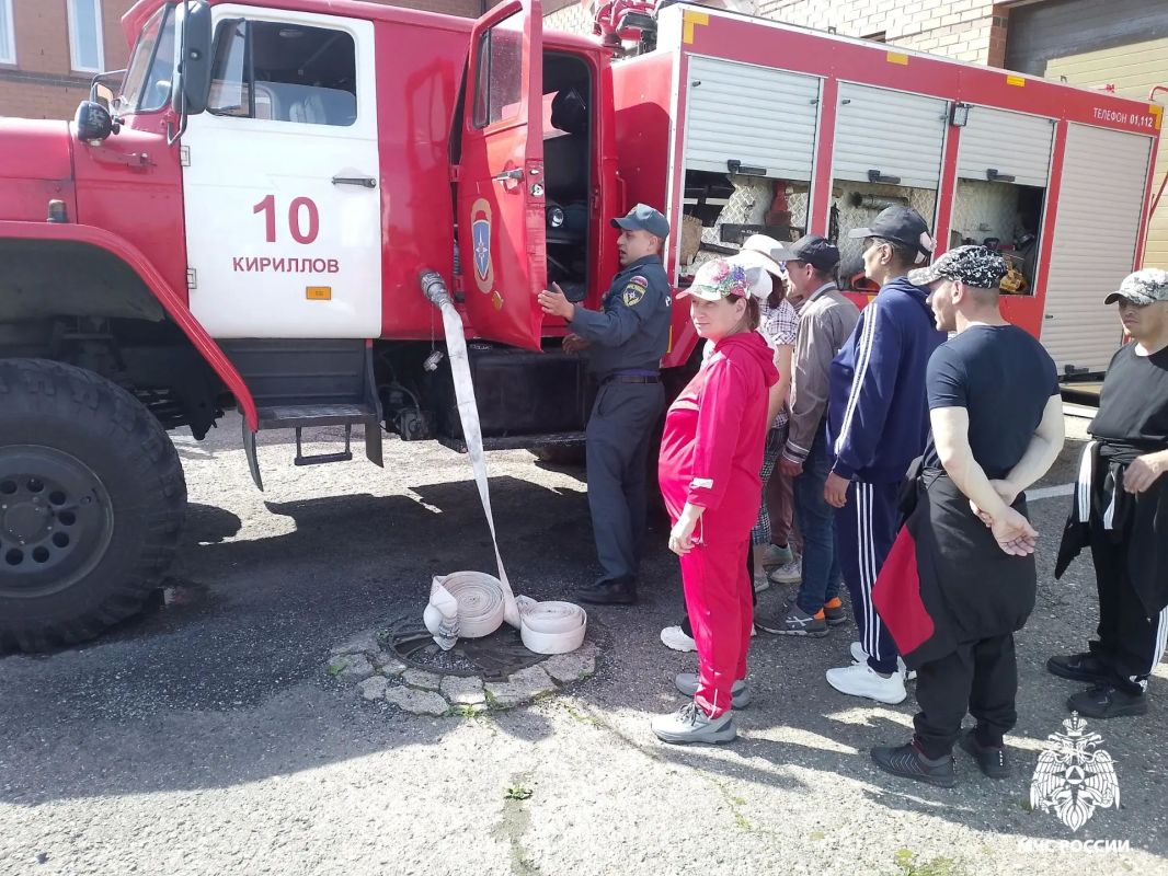 Волонтёры пришли в гости к пожарным Волонтёры пришли в гости к пожарным