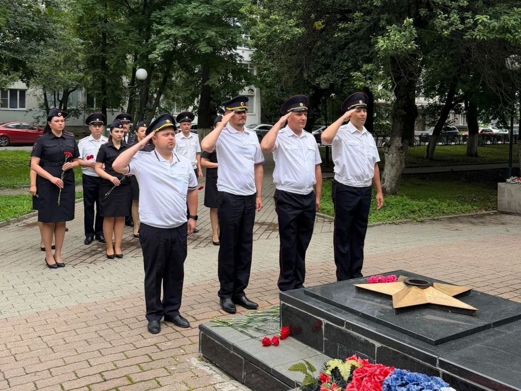Участники фестиваля «Пою тебе, моя Россия» встретились с заместителем начальника УМВД России по Вологодской области Алексеем Оботуровым Участники фестиваля «Пою тебе, моя Россия» встретились с заместителем начальника УМВД России по Вологодской области Алексеем Оботуровым