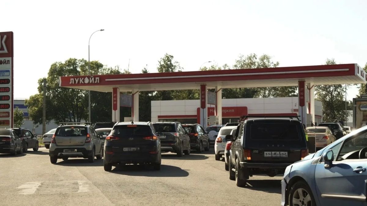 Очереди на автозаправках сокращаются Очереди на автозаправках сокращаются