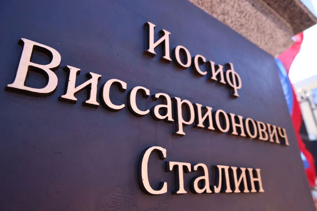 Георгий Филимонов: Вместе с установкой памятника преобразили и прилегающее пространство — обновили плиточное покрытие сквера, оформили клумбы и высадили цветы, появились удобные скамейки Георгий Филимонов: Вместе с установкой памятника преобразили и прилегающее пространство — обновили плиточное покрытие сквера, оформили клумбы и высадили цветы, появились удобные скамейки