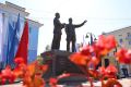 Георгий Филимонов: Вместе с установкой памятника преобразили и прилегающее пространство — обновили плиточное покрытие сквера, оформили клумбы и высадили цветы, появились удобные скамейки