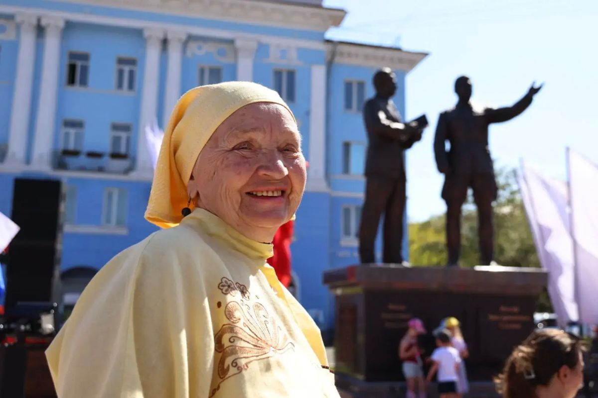 В День металлурга в Череповце открыли памятник Сталину и Бардину В День металлурга в Череповце открыли памятник Сталину и Бардину