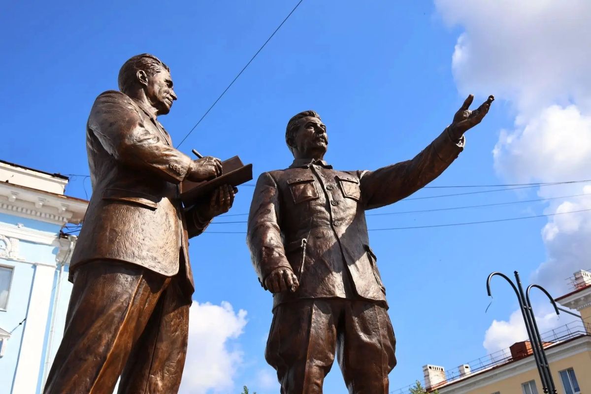 Памятник Сталину и академику Бардину открыли в Череповце Вологодской области Памятник Сталину и академику Бардину открыли в Череповце Вологодской области